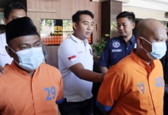 Tersangka GS dan IF digelandang polisi terkait kepengurusan PTSL