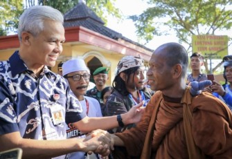 Ganjar Pranowo saat menyapa Bhikkhu Thudong