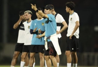Shin Tae-yong saat memberikan instruksi latihan di stadion Gelora Bung Tomo Surabaya, Kamis (8/6)