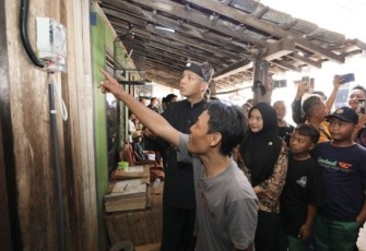 Ganjar Pranowo saat sambangi warga terima bantuan sambungan listrik gratis, Kamis (8/6) 