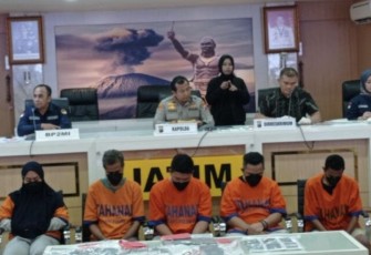 Dirreskrimum Polda Jatim Kombes Pol Totok Suharyanto saat memberikan keterangan pers 
