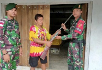 Penyerahan senpi rakitan warga perbatasan