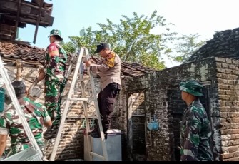 Pembongkaran atap rumah warga Winong