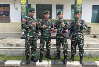 Personel satgas pamtas Yonarmed 10 Bradjamusti saat menerima senpi rakitan warga perbatasan, Selasa (4/7)