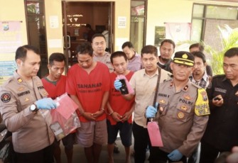 Kompol Sugeng Kapolsek Mulyorejo saat memberikan keterangan pers, Sabtu (8/7)