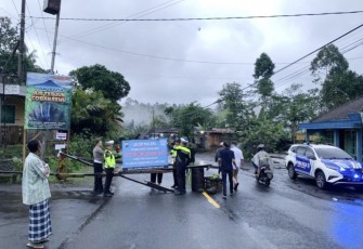 Pengalihan arus lalu lintas hindari jalur longsor jalan penghubung Kabupaten Malang - Lumajang