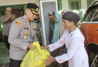 Kapolres Probolinggo AKBP Teuku Arsya Khadafi saat memberikan bansos, Jum'at (7/7)