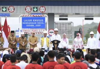 Presiden Joko Widodo didampingi Ibu Iriana Joko Widodo meresmikan jalan tol ruas Bengkulu-Taba Penanjung pada hari Kamis, 20 Juli 2023, di Gerbang Tol Bengkulu-Taba Penanjung, Kota Bengkulu, Provinsi Bengkulu