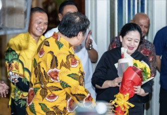 Ketum Partai Golkar Airlangga memberikan karangan bunga ke Puan Maharani, di Jakarta, Kamis (27/7)