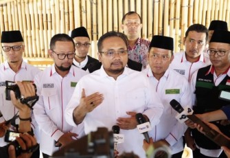 Menag Yaqut Cholil Qoumas memberikan keterangan pers di bandara Soekarno Hatta, Kamis (27/7/2023)