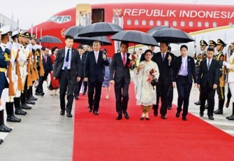 Presiden Joko Widodo dan Ibu Iriana saat tiba di Kota Chengdu Cina, Kamis (27/7)