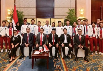 Presiden Joko Widodo memberikan semangat secara langsung kepada para atlet yang akan bertanding dalam ajang FISU World University Game, pada Jumat, 28 Juli 2023, di Hotel Shangri-La, Chengdu, Republik Rakyat Tiongkok (RRT)