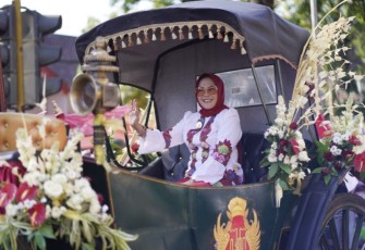 Bupati Klaten Sri Mulyani pakai kebaya putih lurik menaiki kereta kencana dalam ajang Klaten Lurik Carnival 2023, Minggu (30/7)