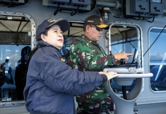 Puan Maharani saat meninjau latgab TNI 2023 di Banyuwangi, Senin (31/7)