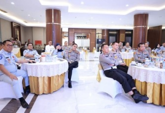 Kapolda Jatim Irjen Pol Toni Harmanto saat pertemuan dengan Kakorlantas Polri dan Jasa Raharja di Surabaya, Senin (31/7)