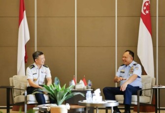 Kasau Marsekal TNI Fajar Prasetyo bersama CAF RSAF Major General Kelvin Boon Leong di Jakarta, Kamis (3/8) 