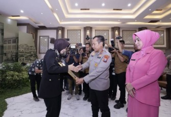 Kapolda Jatim Irjen Pol Toni Harmanto saat memberikan penghargaan pin emas Briptu Tiara di gedung Mahameru, Mapolda Jatim, Jum'at (4/8)