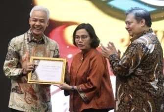 Gubernur Jateng Ganjar Pranowo saat menerima penghargaan dari Menteri Keuangan Sri Mulyani dalam KUR Award 2013 di Pos Bloc Jakarta, Rabu (9/8)