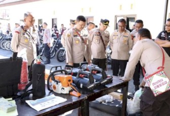 Biro logistik Polda NTT saat supervisi kesiapan alat kelengkapan tugas di Polres Ngada, Rabu (9/8)