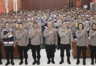 Dirbinmas Polda Jatim Kombes Pol Asep I Rosadi foto bersama personel di Mapolres Trenggalek, Kamis (10/8)