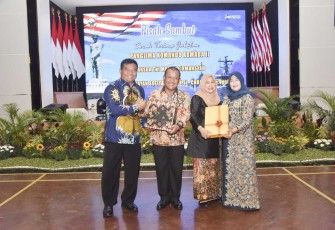 Danpuspenerbal Laksda TNI Imam Musani (batik biru) saat foto bersama pisah sambut Pangkoarmada II di Surabaya, Kamis (10/8)