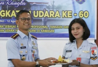 Danlanud Sutan Sjahrir Kolonel Nav Saeful Rakhmat memberikan nasi tumpeng syukuran HUT WARA ke 60, Senin (14/8)