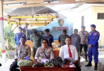 Kapolres Lembata AKBP Dr. Vivick Tjangkung saat konferensi pers 
