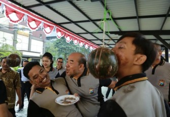 Personel Bidhumas Polda Jatim Meriahkan Lomba HUT Kemerdekaan RI Ke-78, Selasa (15/8)