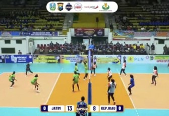 Tim Voli Putri Jatim saat bertanding melawan Kepri, di GOR Tri Dharma Petrokimia Gresik, Senin (14/8)