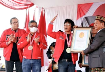 Anggota DPR RI dapil Jabar Adian Napitupulu saat menerima piagam rekor Muri di Bogor, Selasa (15/8)