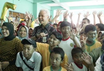 Ganjar Pranowo bersama siswa SLB Muntilan, Selasa (15/8)
