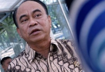 Menkominfo Budi Arie Setiadi saat mengunjungi Kantor PT Dual Currency Investment (DCI) Indonesia di Kawasan Industri MM 2000, Cibitung, Kabupaten Bekasi, Jawa Barat, Selasa (15/8)