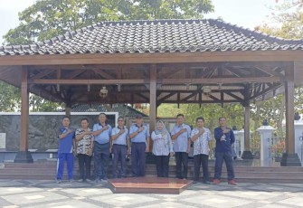 Foto bersama staf Kemensos di Monumen Perjuangan TNI Angkatan Udara Ngoto, Bantul, Jum'at (25/8)