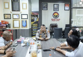 Kabid Humas Polda Jatim Kombes Dirmanto saat memberikan keterangan pers, Jum'at (25/8)