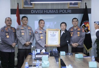 Piagam penghargaan Presisi Award Lemkapi, Jakarta, Senin (28/8)