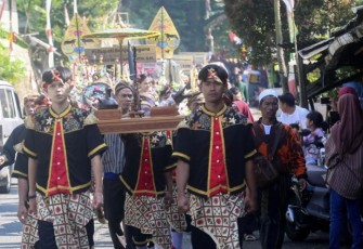 Tradisi Kirab Boyong Oyod Genggong Desa Kalilunjar, Kabupaten Banjarnegara, Selasa (29/8)
