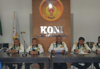 Ketua Umum KONI Kota Batu Sentot Ari Wahyudi, S.Sos., M.M saat menggelar konferensi pers di kantor KONI Kota Batu. Kamis (31/8)