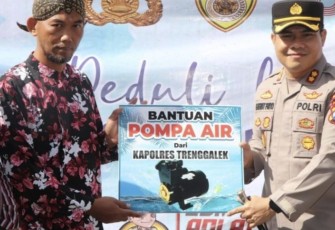 Kapolres Trenggalek AKBP Gathut Bowo Supriyono saat menyerahkan bantuan sumur bor, Jum'at (1/9)