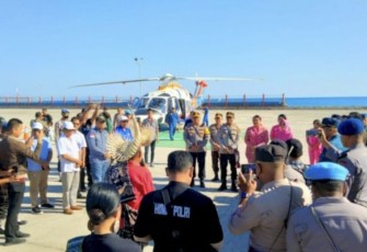 Kapolda NTT Irjen Pol Johni Asadoma saat tiba di pelabuhan Ba'a, Kabupaten Rote Ndao, Sabtu (2/9)