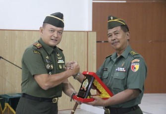 Dandim 0803/Madiun Letkol Inf Meina Helmi saat memberikan cenderamata prajuritnya yang purna tugas, Senin (4/9)