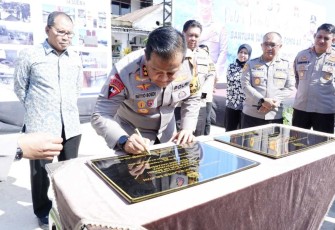 Kapolda Sulsel Irjen Pol Drs. Setyo Boedi Moempoeni Harso saat meresmikan sumur bor di Kota Makassar, Jum'at (15/9)