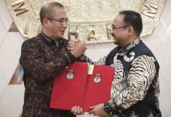 Menag bersama Ketua KPU menandatangani MoU sinergi penyelenggaraan pemilu 2024 di gedung KPU RI, Jakarta,, Jumat (15/9/23)