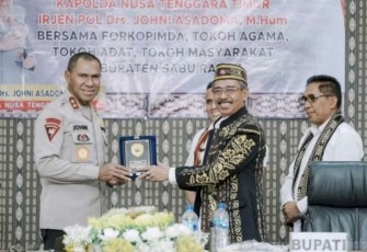 Kapolda NTT Irjen Pol Johni Asadoma saat menerima cenderamata, Jum'at (15/9)