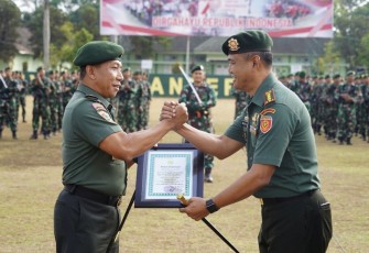 Pangdivif 2 Kostrad Mayjen TNI Haryanto saat memberikan piagam penghargaan Danmenarmed 2 Putra Yudha Kolonel Arm Joko Setiyo, di Madivif Kostrad, Malang, Senin (18/9) 