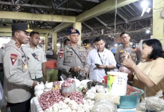 Kapolda NTT Irjen Pol Johni Asadoma saat berdialog dengan pedagang di Pasar Kasih Naikoten, Kota Kupang, Kamis (21/9)