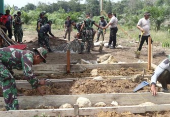 Pengerjaan pondasi MCK untuk warga Kampung Melati Jaya, Jum'at (22/9)