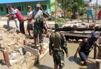 Bangun jembatan di Kampung Melati Jaya Kecamatan Gunung Tabur, Kabupaten Berau, Jum'at (22/9)