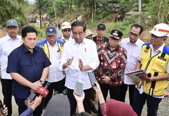 Presiden Joko Widodo saat memberikan keterangan kepada awak media, Sabtu (23/9)