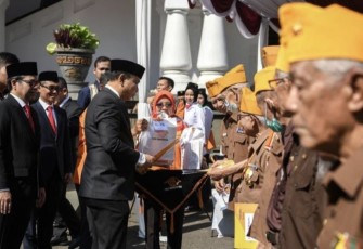 Menkominfo Budi Arie Setiadi saat memberikan santunan veteran dalam Hari Bhakti Pos dan Telekomunikasi ke 78 di Bandung, Rabu (27/9)