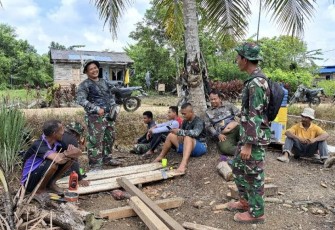 Canda gurau personel satgas melepas lelah di lokasi TMMD 